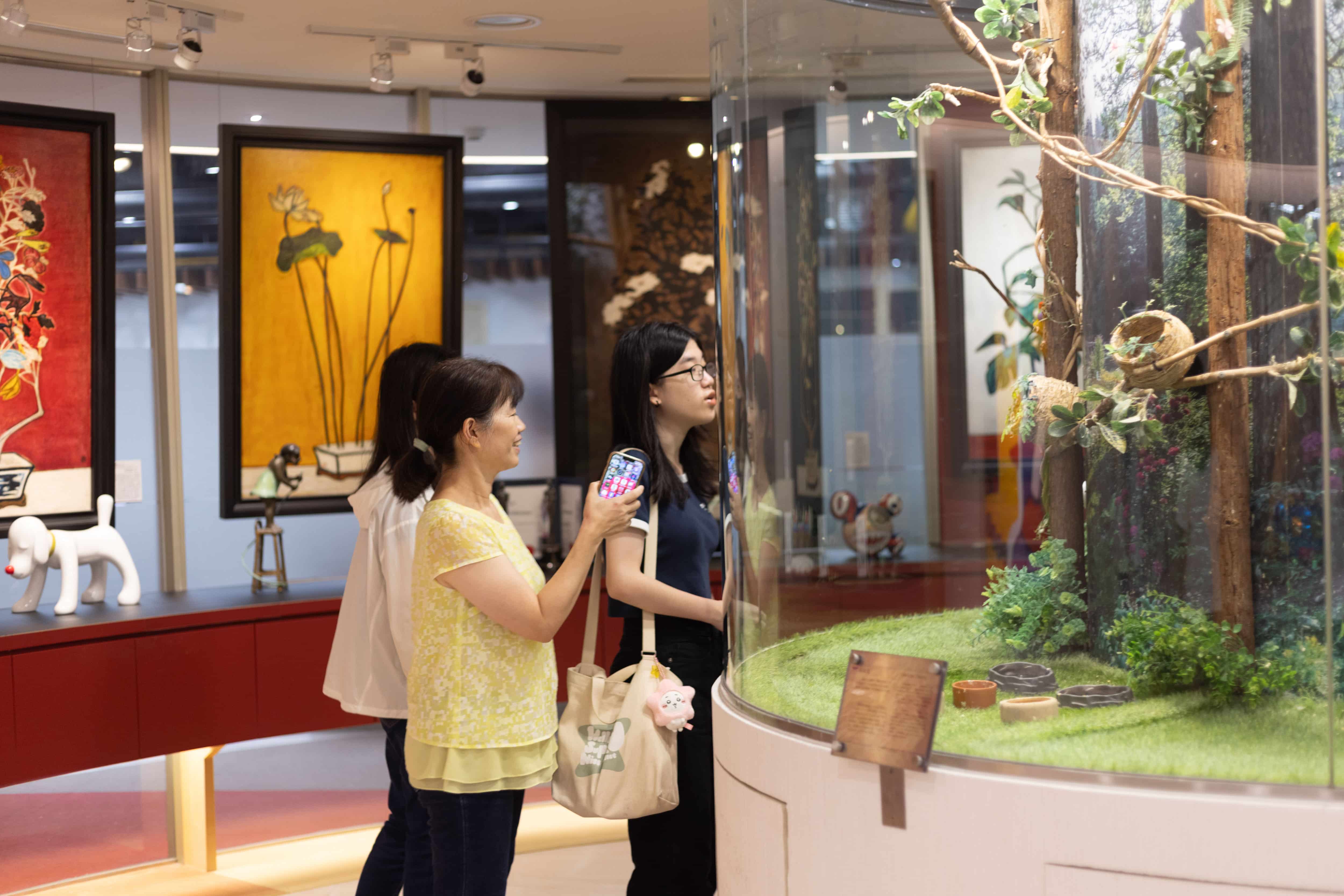 Families and friends enjoyed the vibrant Gouldian finches—symbols of ViewSonic’s visual brilliance.