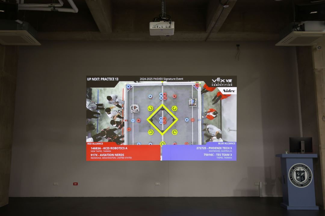 The high-brightness projector delivers a seamless visual experience and smooth livestream, even under ambient light.