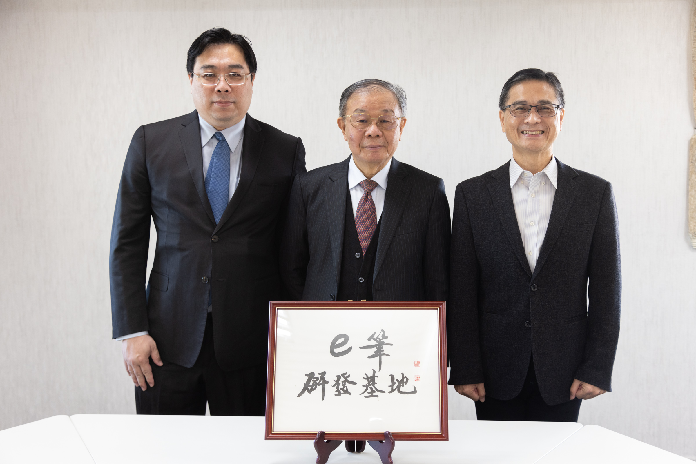 淡江大學運用ViewSonic手寫觸控解決方案將書法教學推向數位化,落實容易保存、推廣,並無紙化。(左起ViewSonic電磁觸控及認證事業總經理李榕峻、淡江大學中文系教授張炳煌、淡江大學工學院院長李宗翰於該校e筆研發基地合影。)