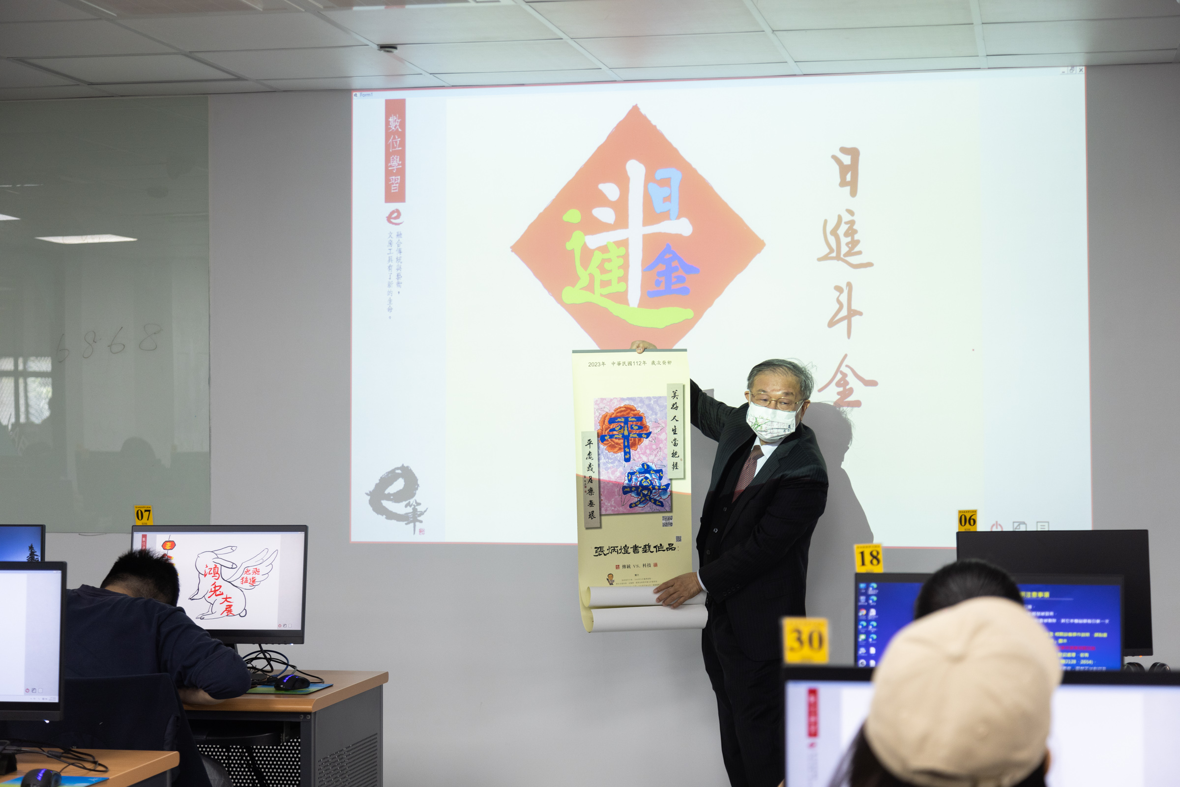 為推動書法教育革新,書法大師兼淡江大學中文系教授張炳煌,全力投身數位書法教學,為讓更多學生愛上書寫,達到加速學習之效。