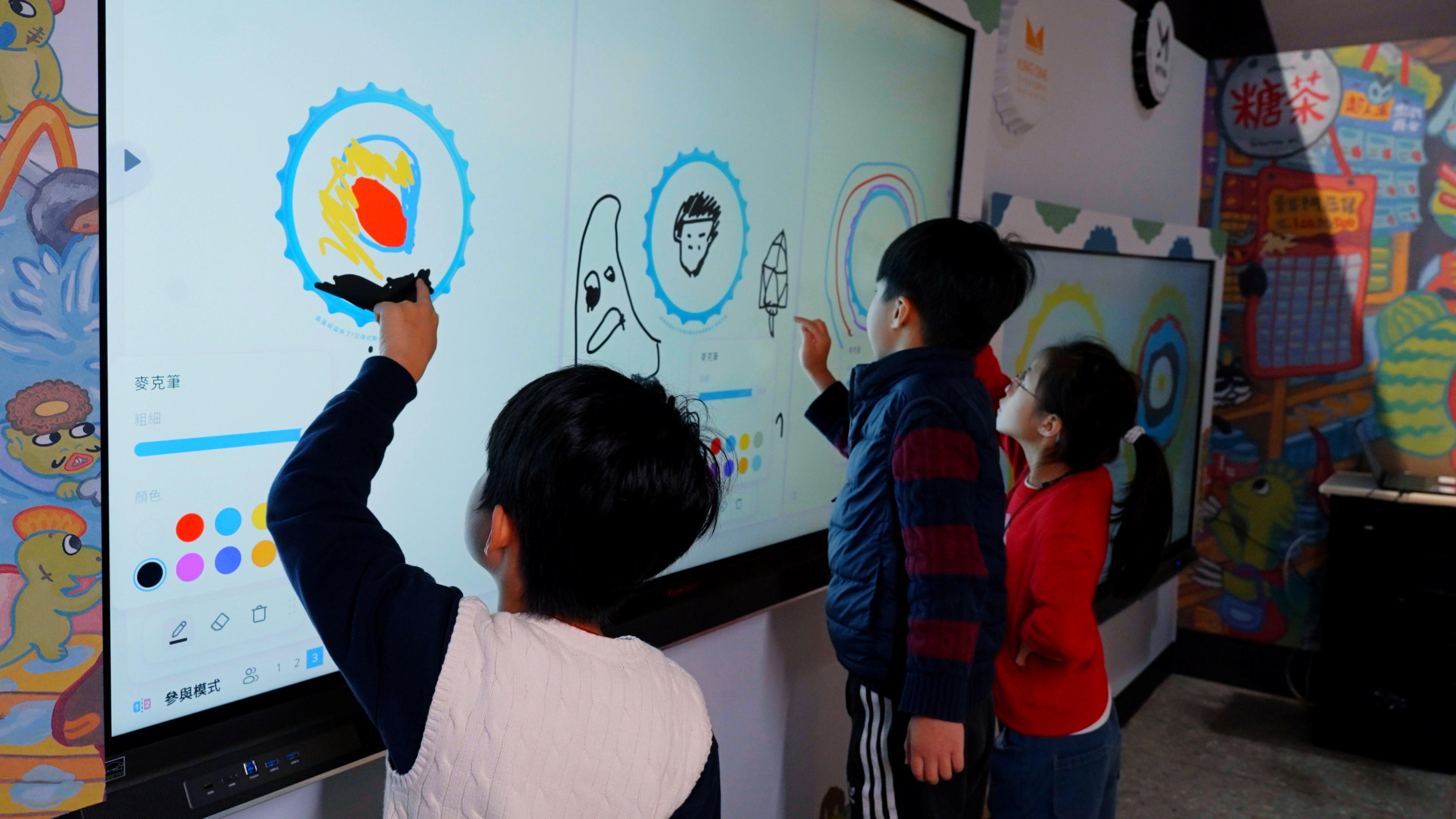 展區運用 ViewBoard互動顯示器與 myViewBoard沉浸式數位白板系統,提供直覺化的數位畫布與多元筆觸選擇,支援多人同時進行彩繪瓶蓋的創作。