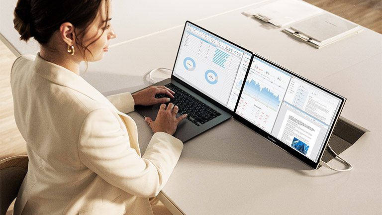 Multitasking profesional dengan layar ganda portabel