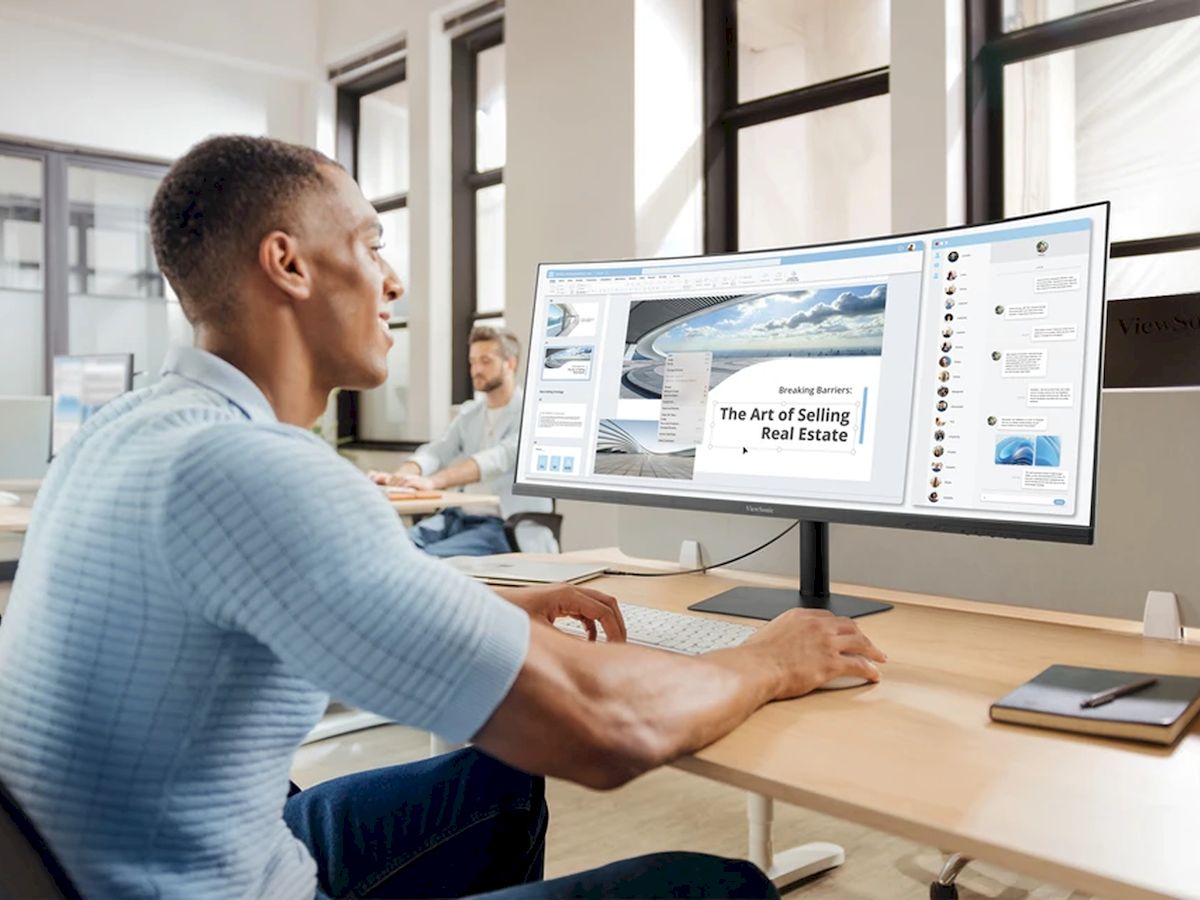 Verimli iş akışını ve belge yönetimini destekleyen ViewSonic ultra geniş monitörlü ofis ortamı.